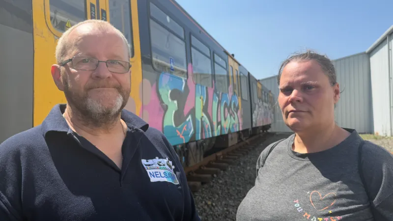 Vándalos pintan con grafitis un tren del metro de Queens en un museo.