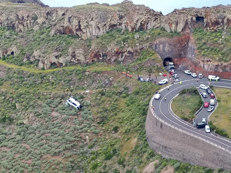 Un británico de 77 años muere tras un accidente de autobús turístico en las Islas Canarias.