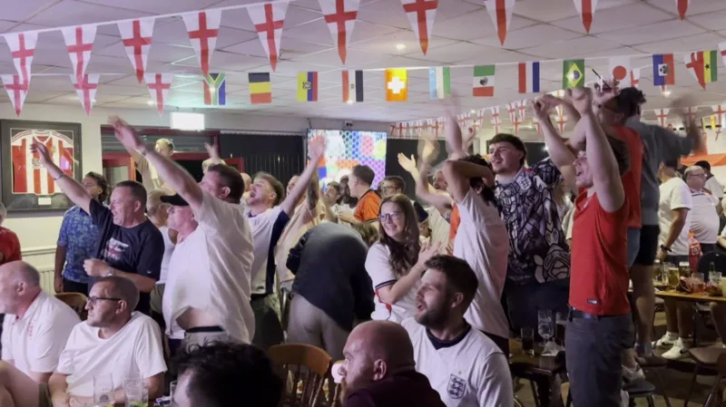 «Bellingham es un genio», dicen los aficionados al celebrar la victoria de Inglaterra. «Bellingham es un genio», dicen los aficionados al celebrar la victoria de Inglaterra.