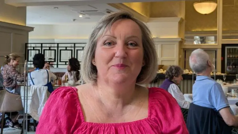 Una mujer se convierte en la primera persona del mundo en recibir una nueva terapia contra el cáncer. Una mujer se convierte en la primera persona del mundo en recibir una nueva terapia contra el cáncer.