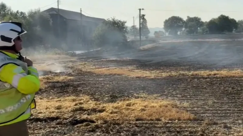 Un incendio provocado por una cosechadora daña un campo de 44 acres.