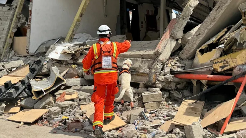 El presidente de Venezuela homenajea a la tripulación tras el terremoto.