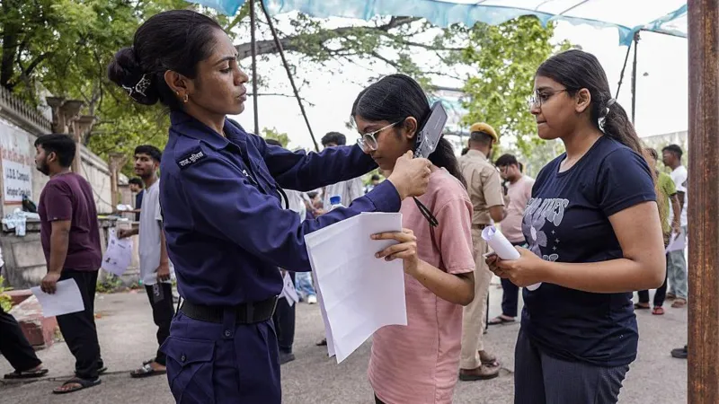 Estricta seguridad mientras estudiantes indios repiten el examen de medicina tras la supuesta filtración de exámenes.