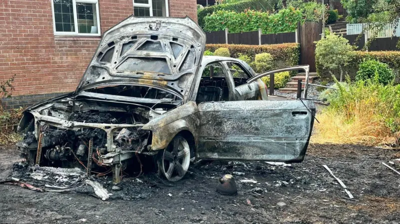 O persoană rănită după ce o mașină a fost distrusă într-un incendiu