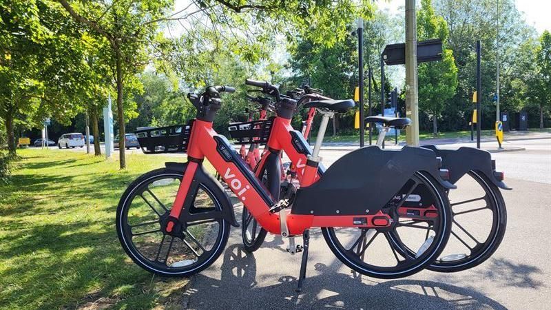 Voi's new e-bikes in a park in Oxford