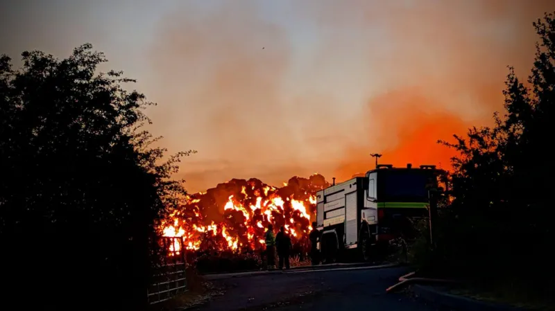 La policía investiga un presunto incendio provocado en un pajar.