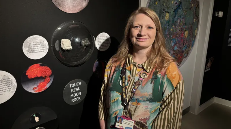La exposición permite a los visitantes tocar muestras reales de roca lunar.