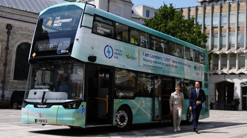El príncipe Guillermo llega en autobús eléctrico para un evento sobre el clima.