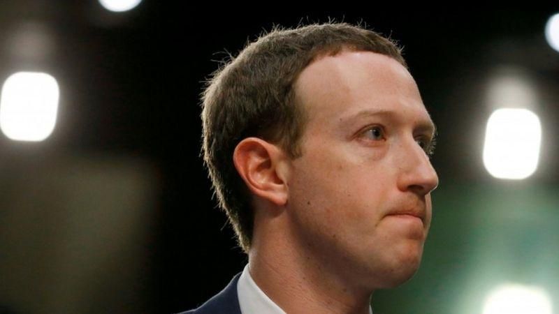 Mark Zuckerberg menghadapi pertanyaan dari sejumlah senator AS (c) BBC
