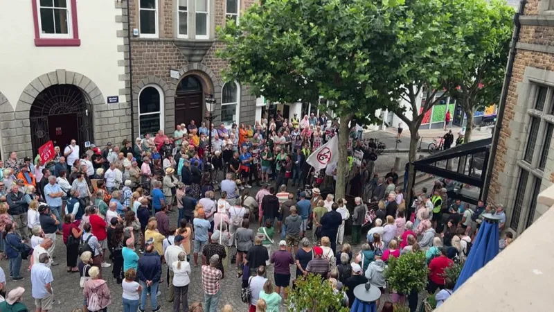 Protesta antes del debate sobre el impuesto sobre bienes y servicios en el estado de Guernsey.