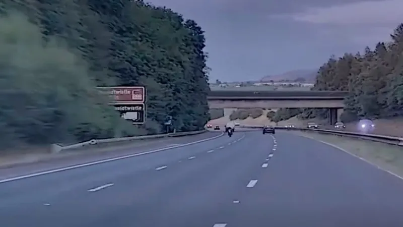 Un adolescente fue arrestado tras una persecución policial a 225 km/h en la autopista.
