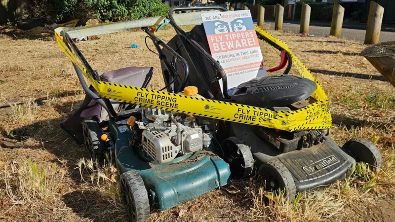 Dos cortadoras de césped abandonadas en una zona piloto de vertido ilegal.