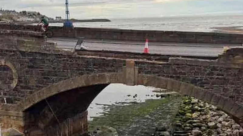 Puente de Aberdeenshire dañado en colisión de vehículos.