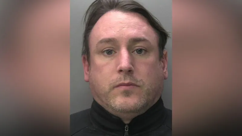 Hombre encarcelado por comportamiento controlador y coercitivo