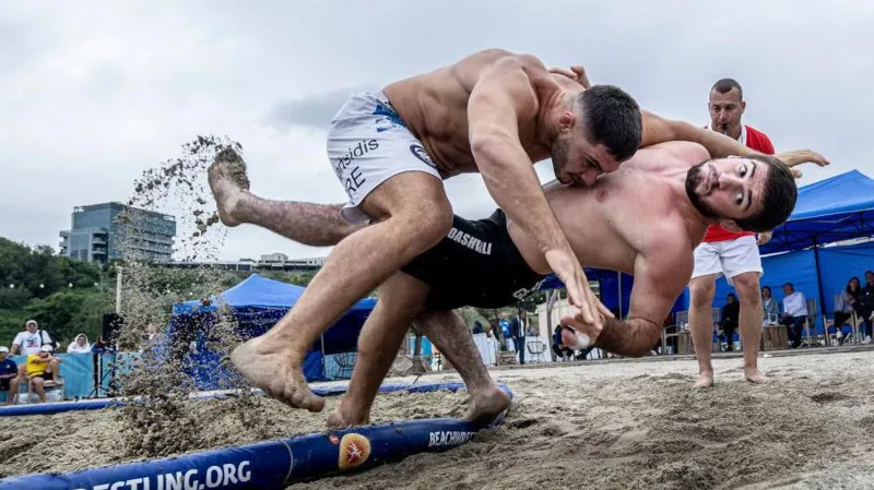 ¿Podría la lucha en la playa ayudar a encontrar futuros atletas olímpicos?
