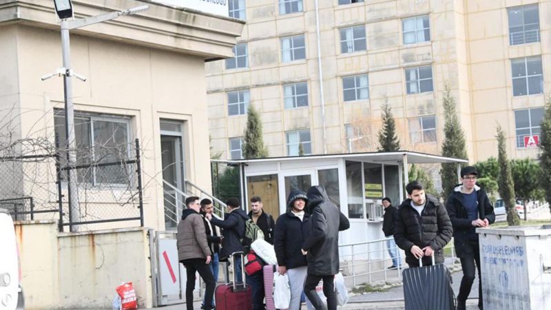 Yurtlardan çıkarılan depremzedeler anlatıyor: ‘Hepimiz unutulduk, her şeyin üstü kapandı’