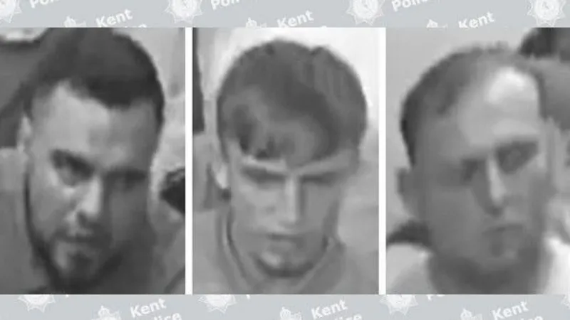 Se han difundido imágenes de los hombres buscados tras la agresión.