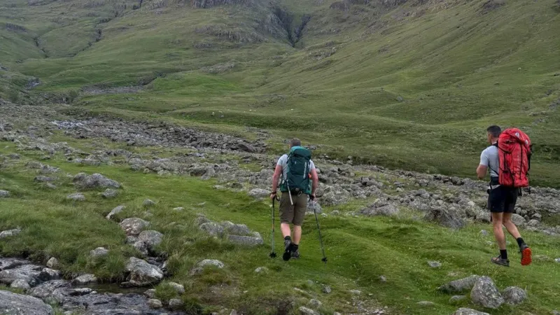 Alerta sobre alimentos y agua tras el rescate de dos personas en la montaña.