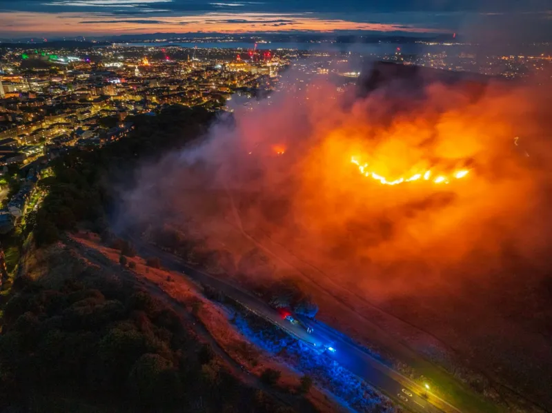 Los bomberos luchan contra un incendio en Arthur’s Seat, en Edimburgo.