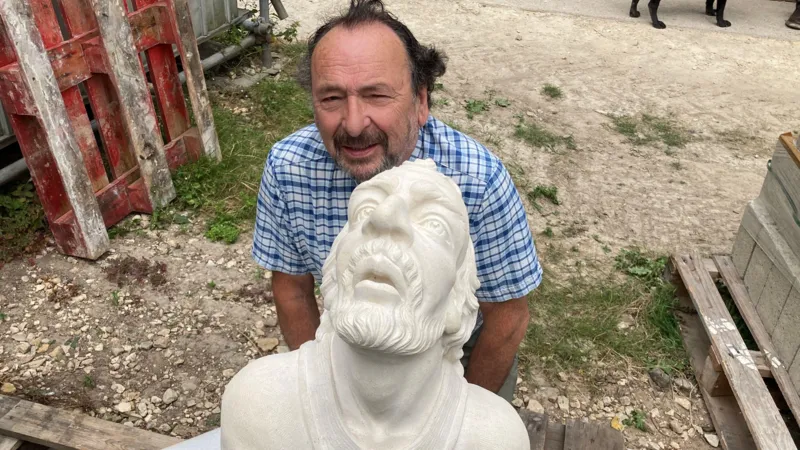Un cantero de la iglesia manda tallar su propio rostro en una forma «grotesca».