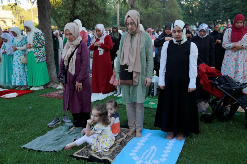 المسلمون يحتفلون بعيد الأضحى حول العالم - بالصور 7e23f560-158a-11ee-8cae-4785e93eadf1