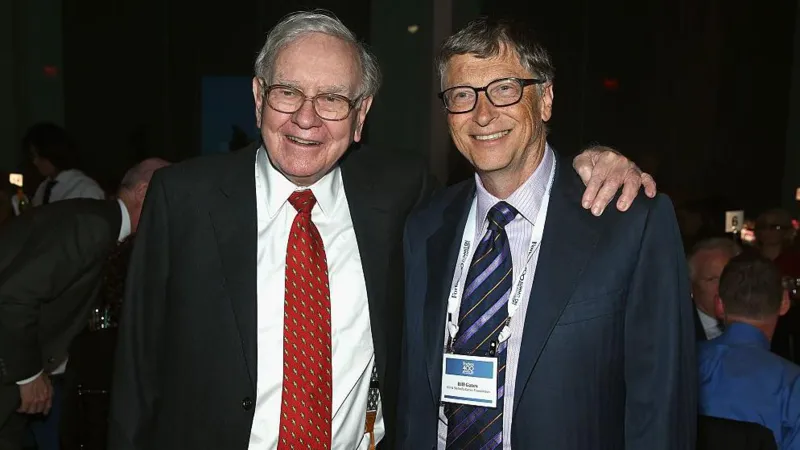 El multimillonario Warren Buffett suspende las donaciones a la fundación benéfica de Bill Gates.