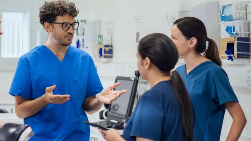 Casi 400 graduados galeses de enfermería y obstetricia siguen sin trabajo en el NHS (Servicio Nacional de Salud).