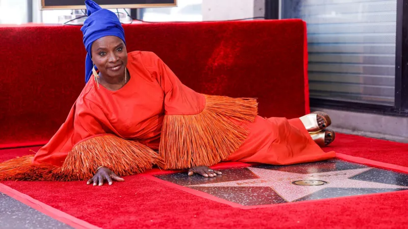 Angélique Kidjo hace historia para África con su estrella en el Paseo de la Fama de Hollywood.