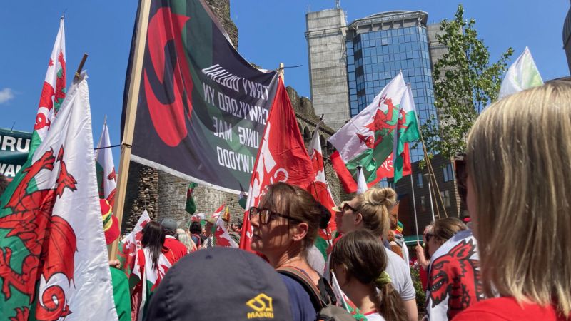 Welsh independence march in Swansea - BBC News