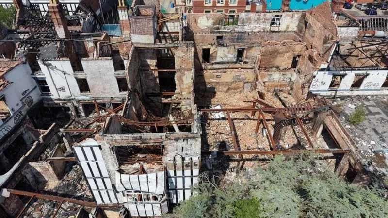 Imágenes de dron revelan la magnitud de los daños causados ​​por el incendio en el hotel.