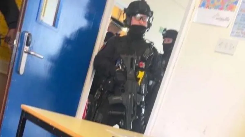 Un joven de 16 años niega haber intentado cometer un asesinato en una escuela de Norfolk.