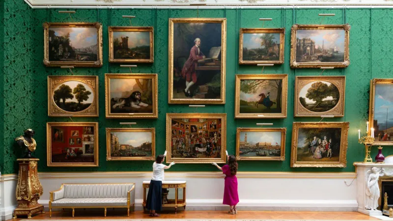 La galería del palacio duplica el número de cuadros.