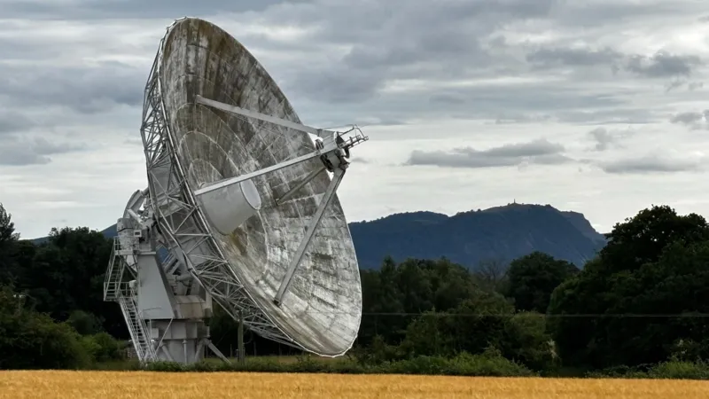 Los científicos temen que el radiotelescopio pueda cerrarse debido a los recortes.