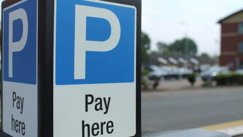 El plan de estacionamiento que otorga a los conductores una hora adicional gratuita se convierte en permanente.El plan de estacionamiento que otorga a los conductores una hora adicional gratuita se convierte en permanente.