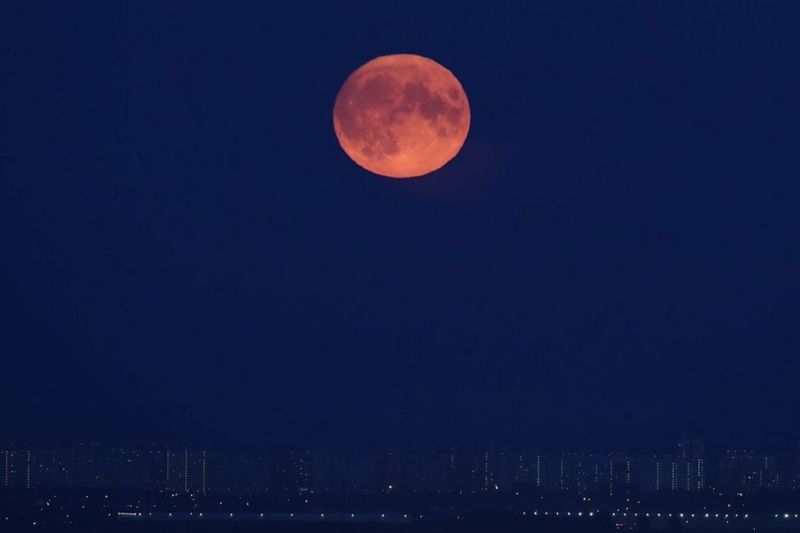 As imagens inéditas da noite da Super Lua Azul, o fenómeno que só volta em  2037 – Observador