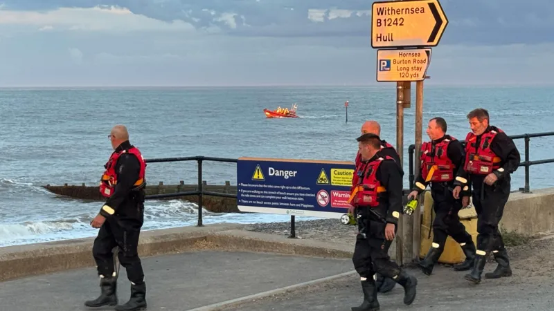 Gran operación de búsqueda para encontrar a un niño de 13 años desaparecido en el mar.