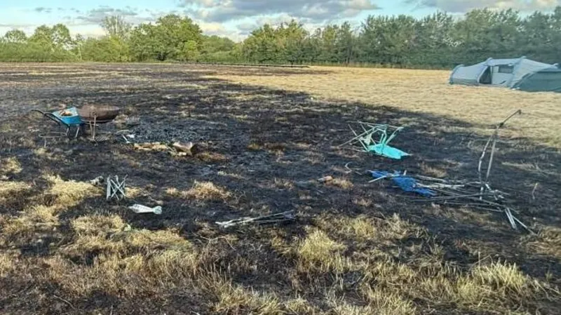 Una barbacoa de camping provoca un incendio en un campo.