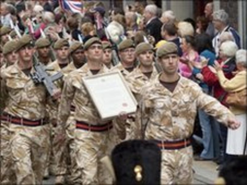Royal Anglians parade through Cambridgeshire - BBC News