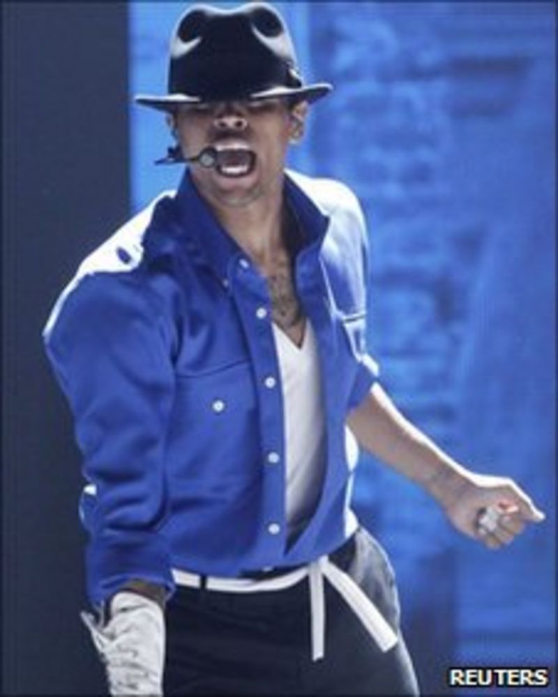 Chris Brown performs Jackson tribute at BET awards BBC News