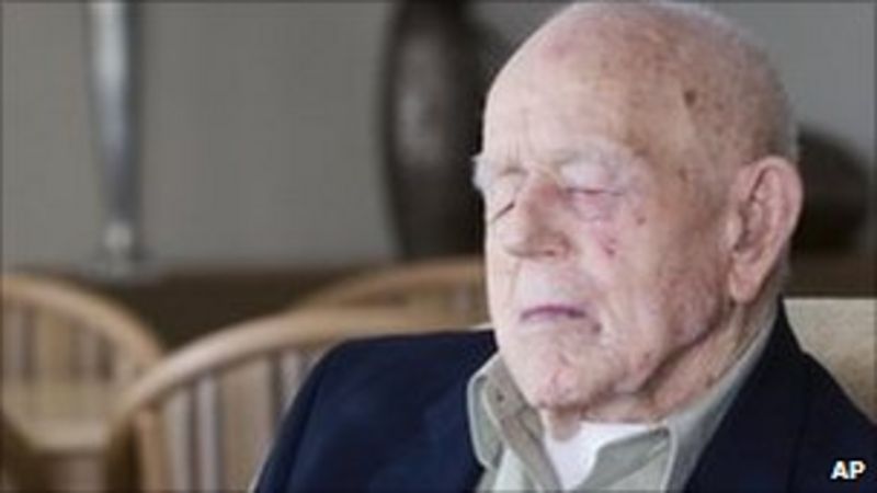 Last WWI combat veteran Claude Choules dies aged 110 - BBC News