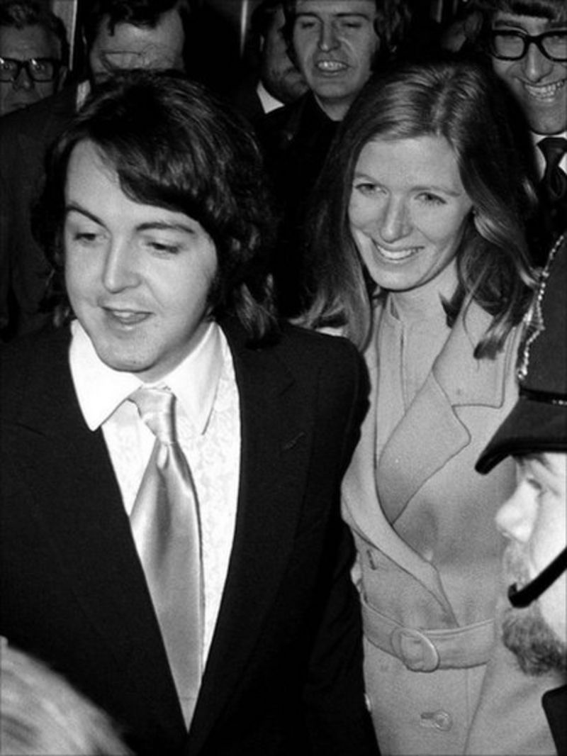 In pictures: Sir Paul McCartney marries for third time - BBC News