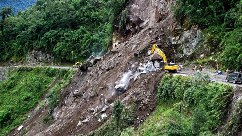 Afghanistan landslide 'kills at least 350' - BBC News