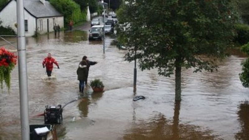 Residents in Comrie begin cleaning up after flooding - BBC News