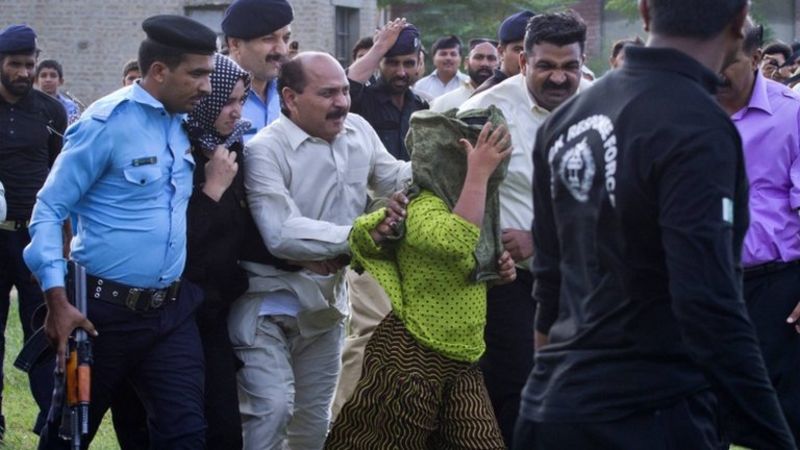 Pakistan arrests scores over Lahore anti-Christian riot - BBC News