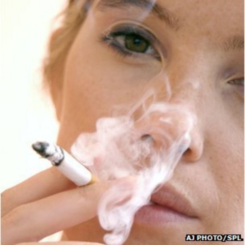 Smoking 'poses bigger risk to women' - BBC News