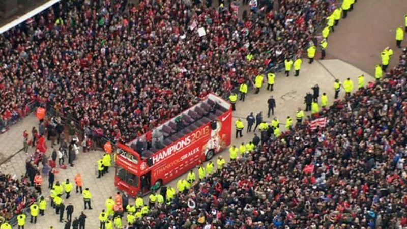 Manchester United parade trophy and mark Alex Ferguson's retirement ...