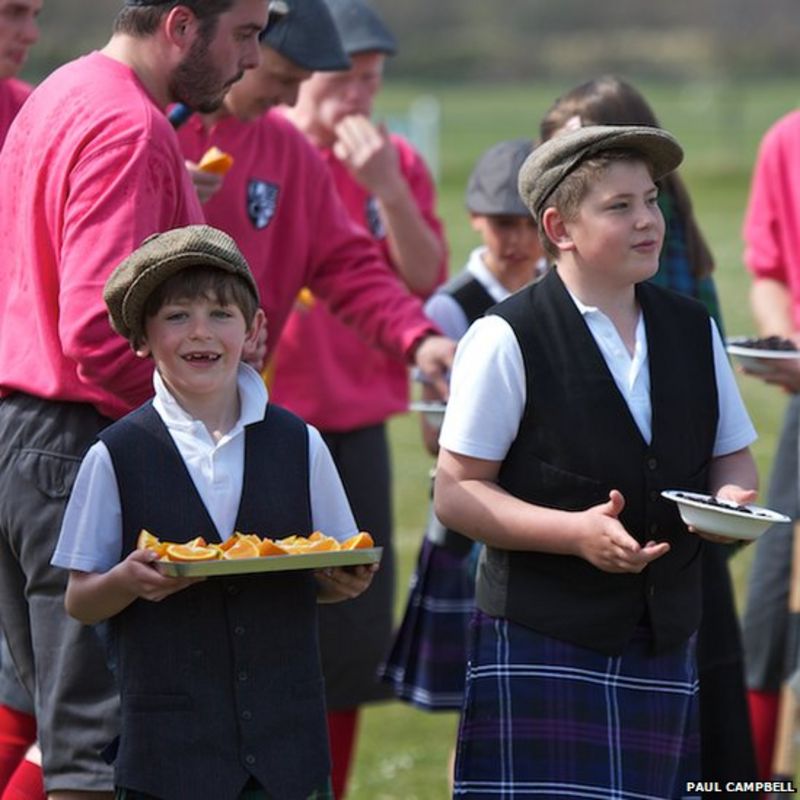 In pictures: Victorian shinty game re-enacted - BBC News