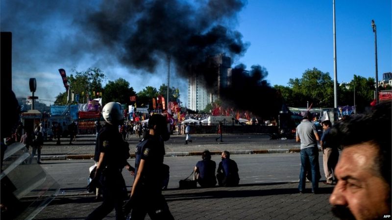 In pictures: Turkish police storm Taksim Square - BBC News
