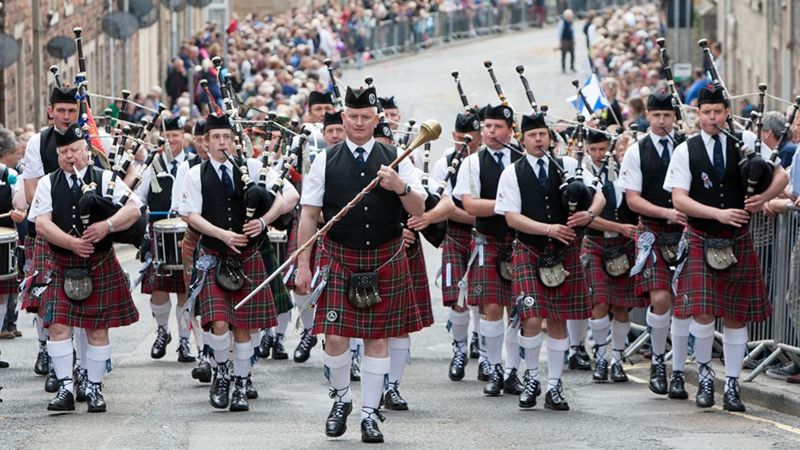 In pictures: Braw Lads Gathering in Galashiels - BBC News