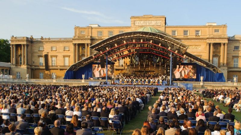 In pictures: Coronation Festival draws royal suppliers to palace - BBC News